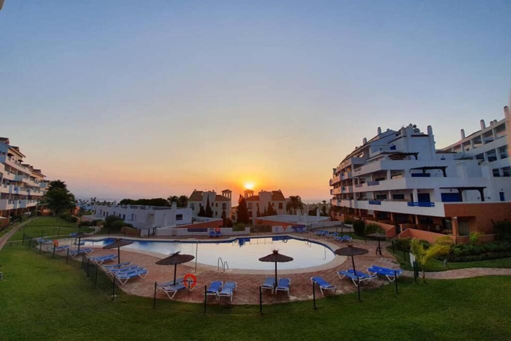 Castillo de Sabinillas Beautiful Apartment In Duquesa Suites And Gardens المظهر الخارجي الصورة